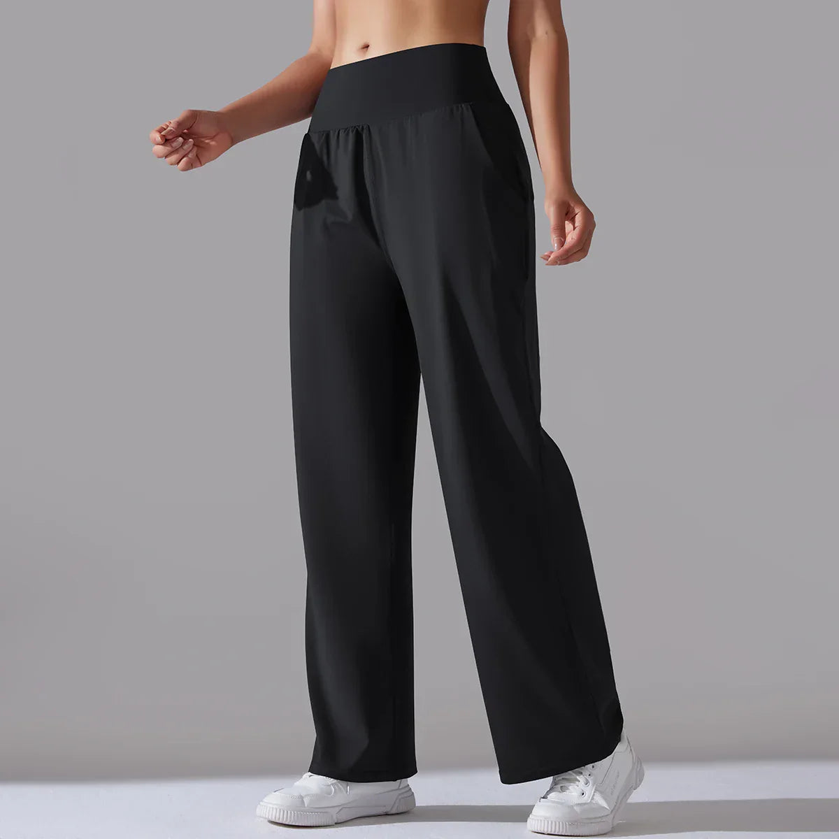 Women's wide-leg leggings in silky-smooth breathable fabric with fluid drape for active wear