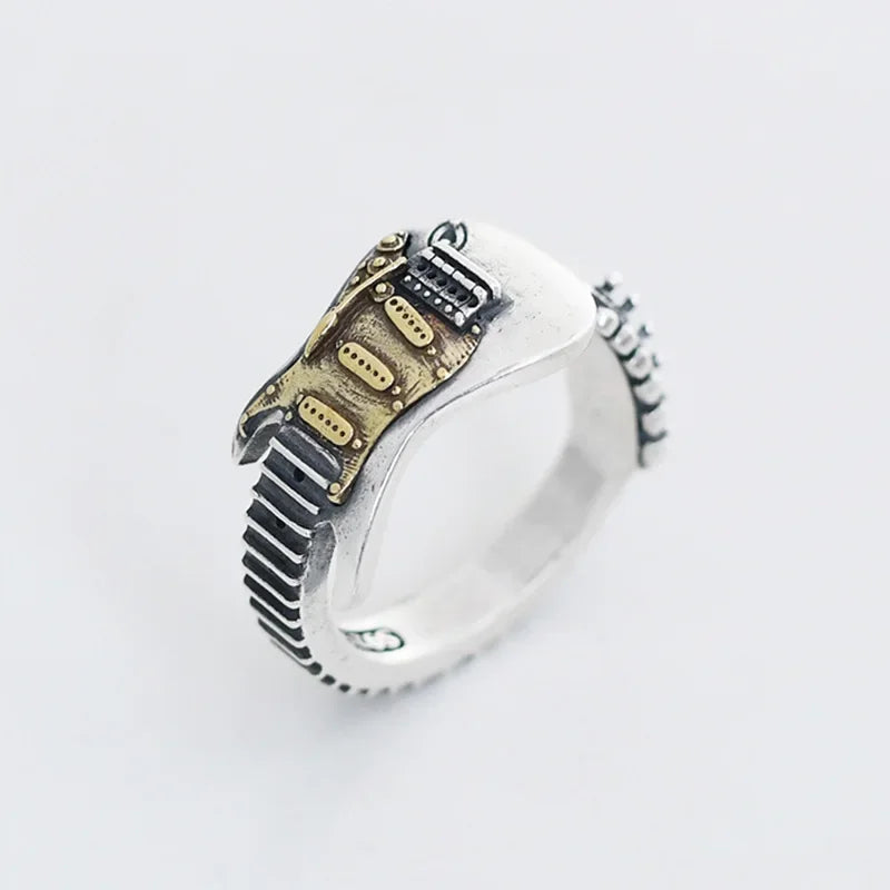 Adjustable vintage-inspired electric guitar ring in metal, perfect gift for guitar lovers