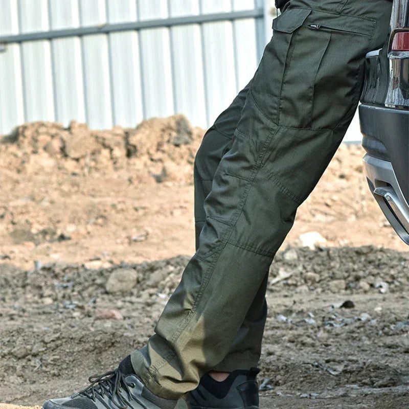 Men's black tactical maxi pants rugged ergonomic cut with stretch fabric for outdoor workwear