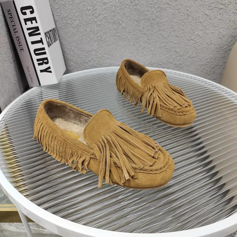 Women's mossy green cowhide leather tassel flats with flexible fit, spring 2024 casual elegance