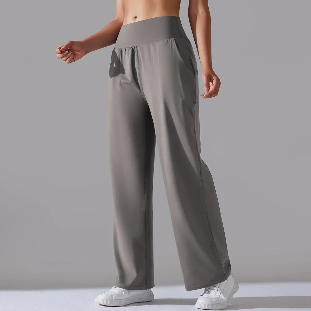 Wide-leg breathable leggings in silky-smooth fabric with fluid drape for active women
