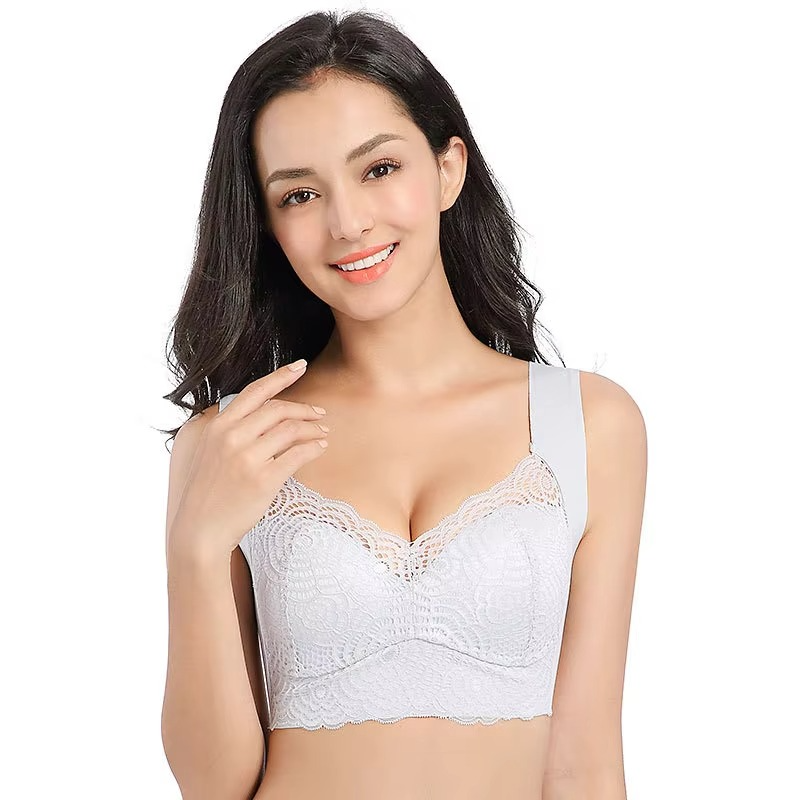Full-coverage lace lifting bra with wide straps for all-day support and comfort for every curve