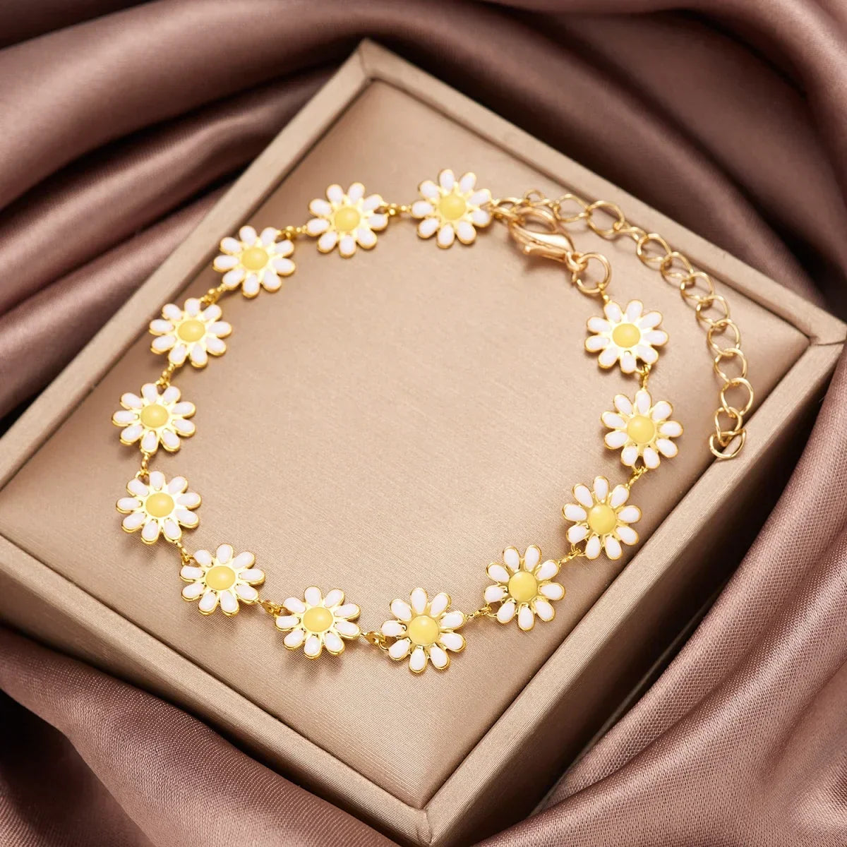 Daisy floral two-piece jewelry set silver necklace and bracelet with delicate daisy charm motif