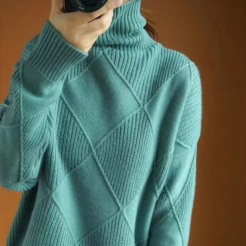 Women's ivory diamond knit cashmere turtleneck sweater with tailored fit and lightweight warmth