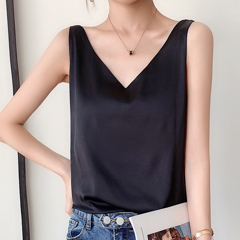 Women's Ella V-neck top in versatile everyday fit with flattering décolleté neckline
