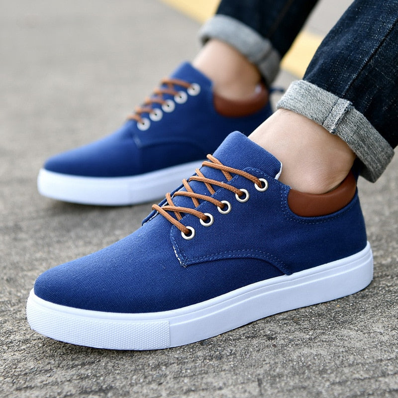 Men's two-tone low-profile lace-up sneakers in casual lightweight style with contrasting collar detail