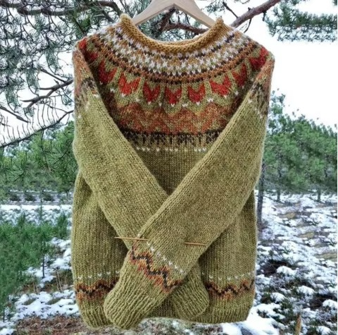 Women's loose fit color block knit pullover sweater with round neckline in casual relaxed style