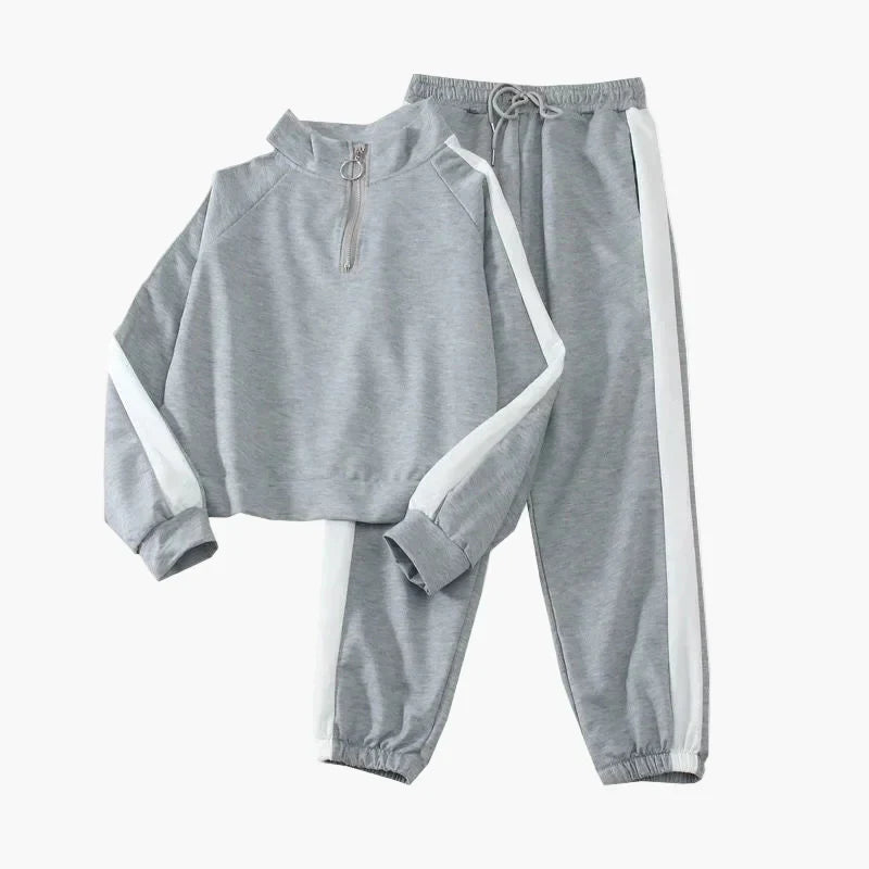 Korean-style women's two-piece tracksuit set, loose half-zip top and jogger pants, casual sporty autumn fit