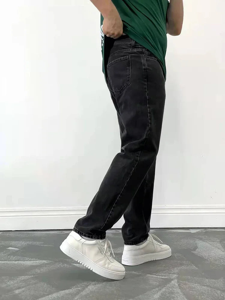 Men's loose straight leg blue denim jeans classic comfort fit with relaxed silhouette
