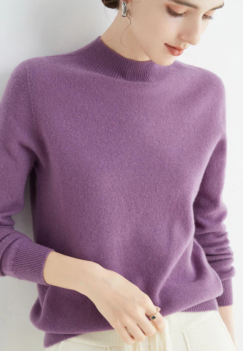 Women's cozy knit pullover sweater in soft luxurious fabric, classic loose silhouette for all-day warmth
