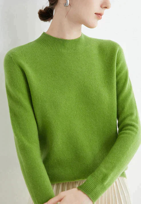 Women's cozy knit pullover sweater in soft luxurious fabric, classic loose silhouette for all-day warmth
