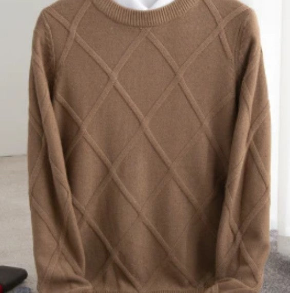 Men's cozy sustainable knit jumper in neutral tone, relaxed everyday fit for cold weather