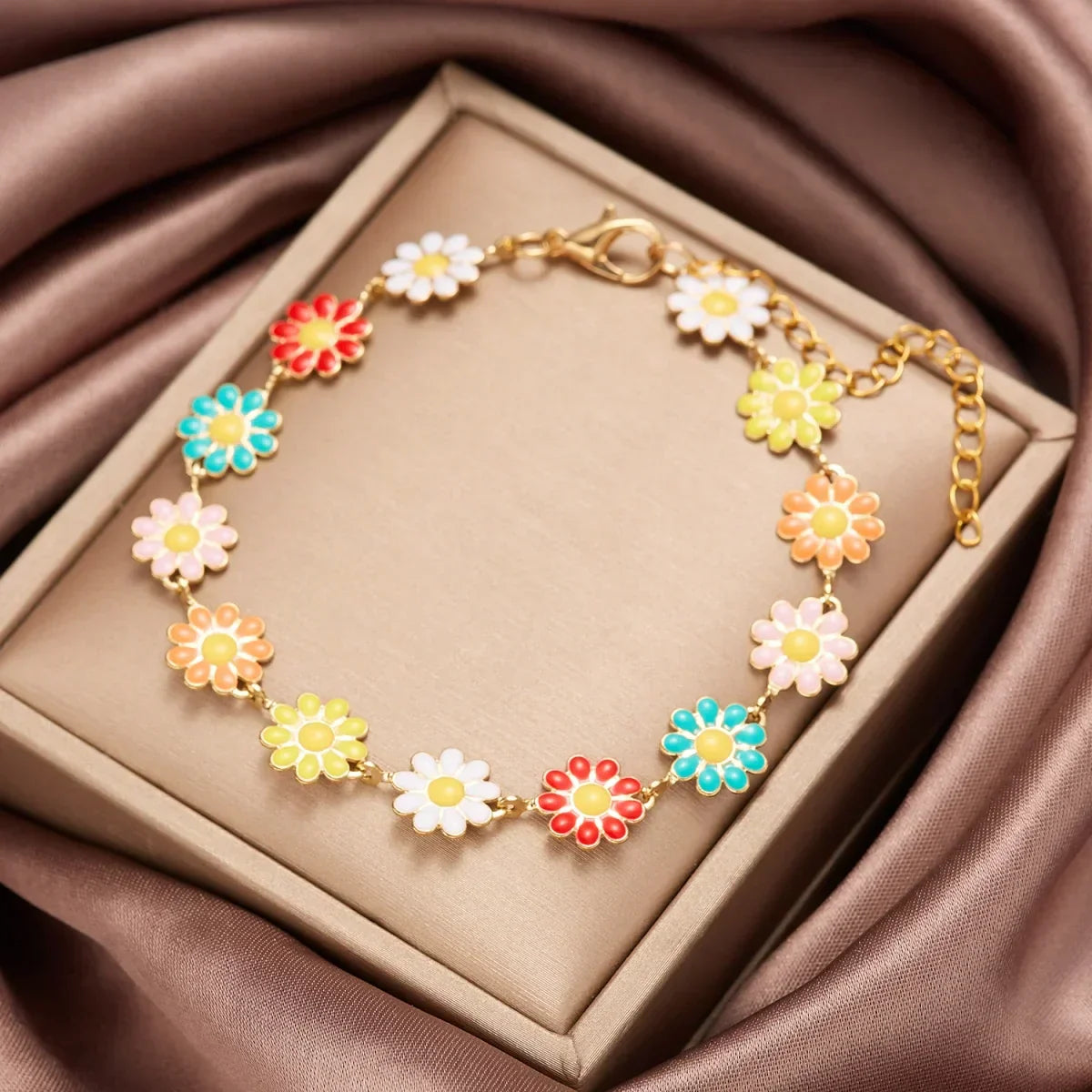 Daisy floral two-piece jewelry set elegant necklace and bracelet with delicate daisy charm motif for women