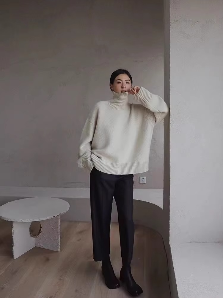 Women's thick cashmere high neck pullover sweater in cozy knit for luxurious warmth