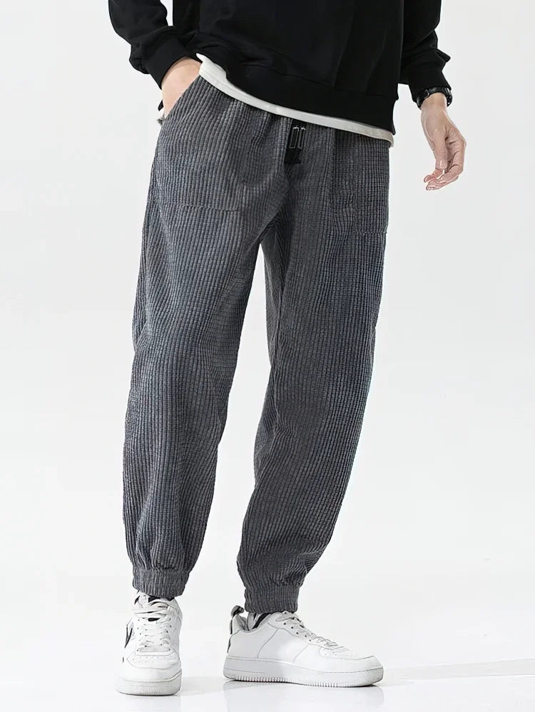 Men's casual fit joggers with elastic waistband, relaxed silhouette for everyday comfort and mobility