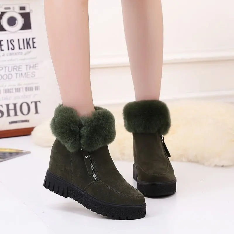Women's short winter boots in black with integrated heel, chic silhouette for cold weather city wear