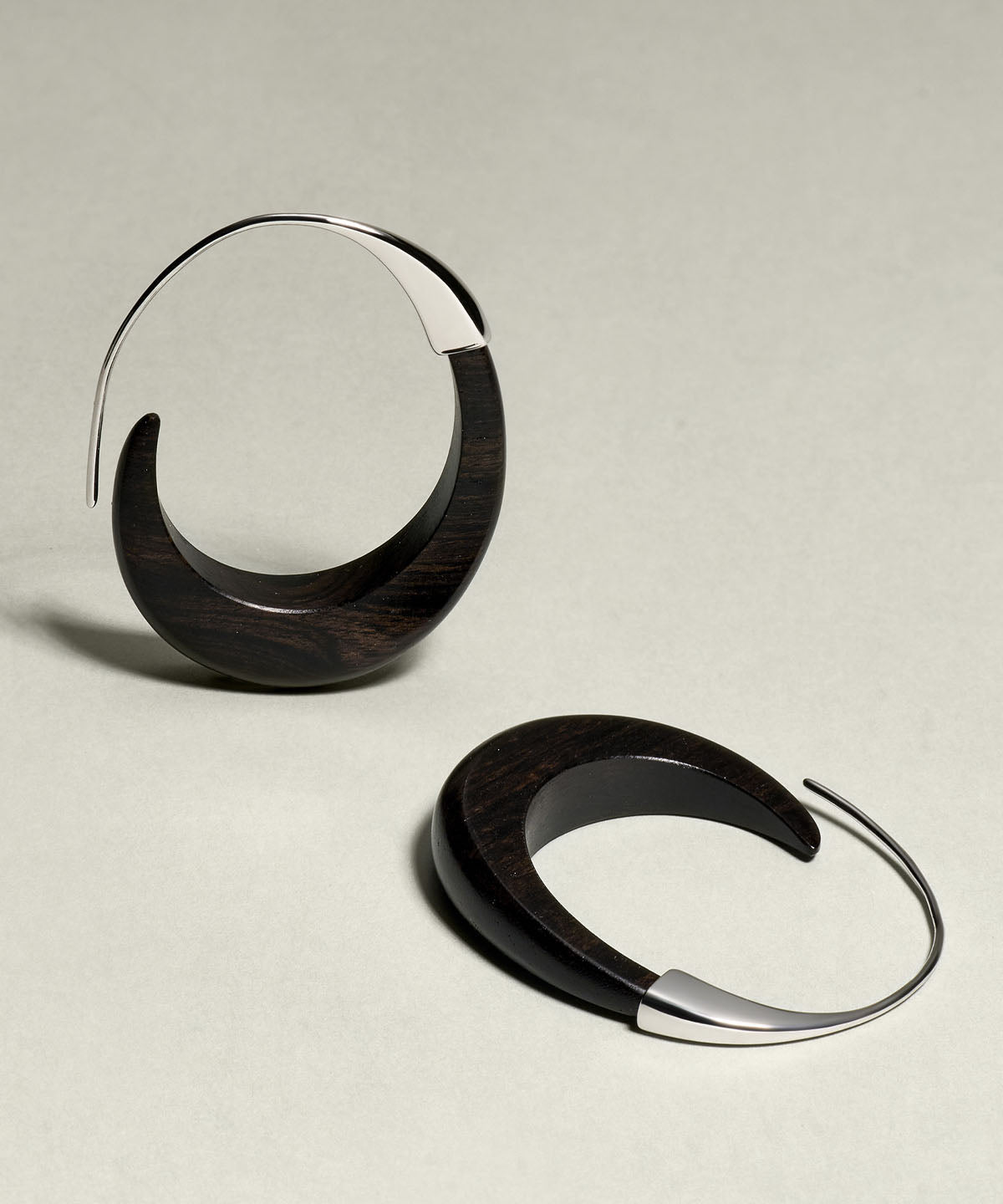 Boucles d'oreilles créoles simples en argent sterling noir et bois de santal - Urbann-Vibe