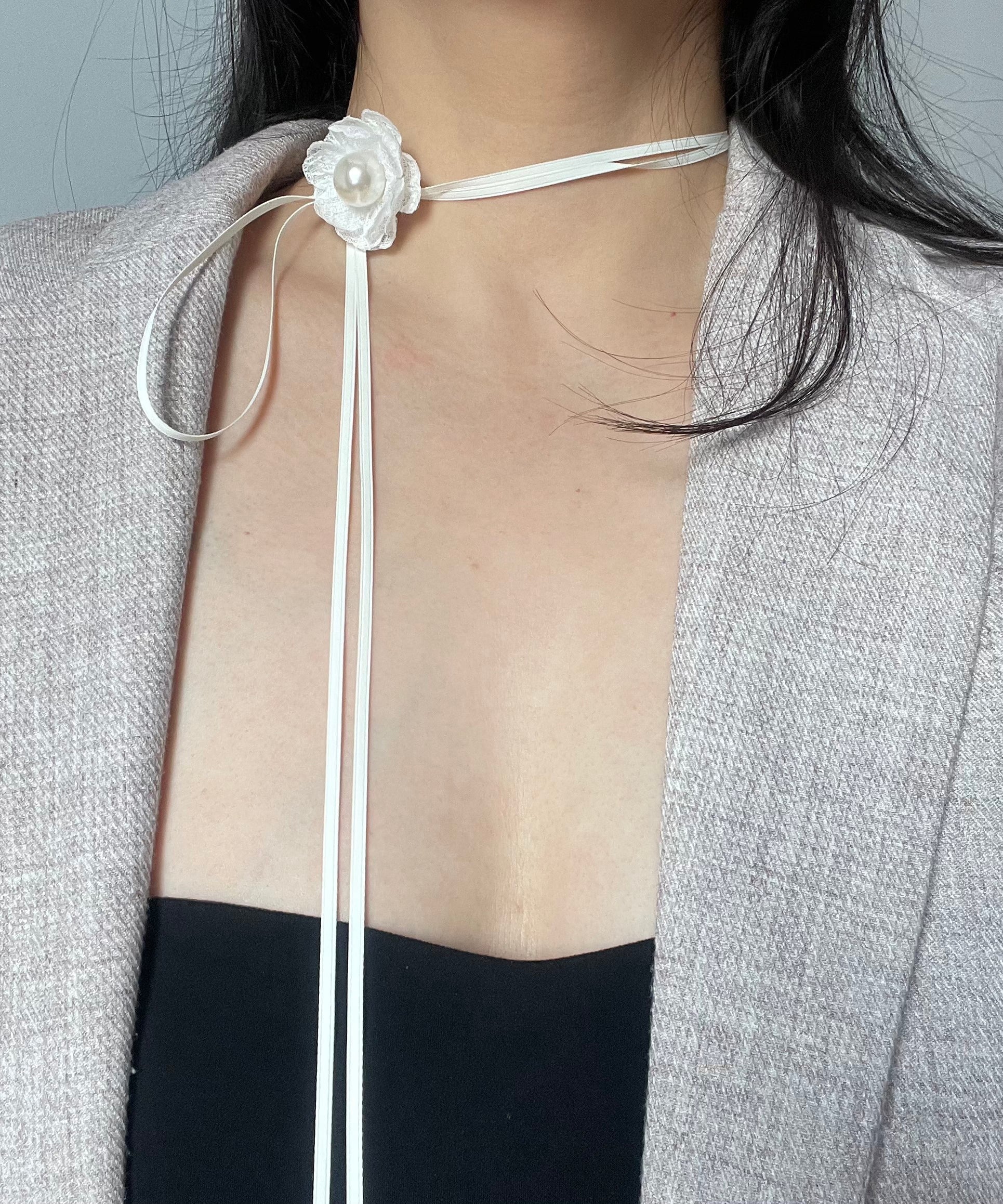 Collier simple en dentelle de tissu blanc et perles de camélia - Urbann-Vibe