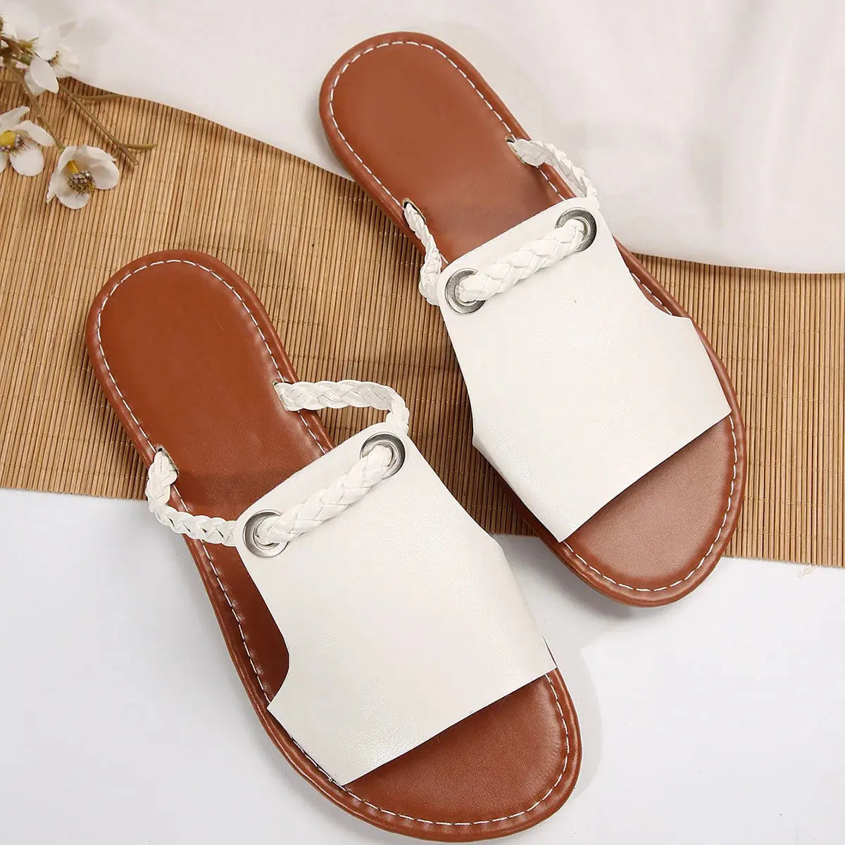 Women's square toe flat sandals lightweight summer beach casual footwear with modern geometric toe design