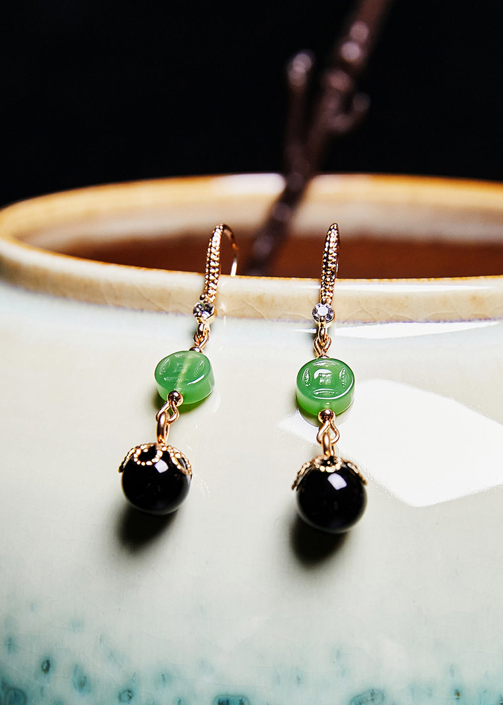 Style Boucles d'oreilles pendantes en jade avec pampilles en agate noire - Urbann-Vibe