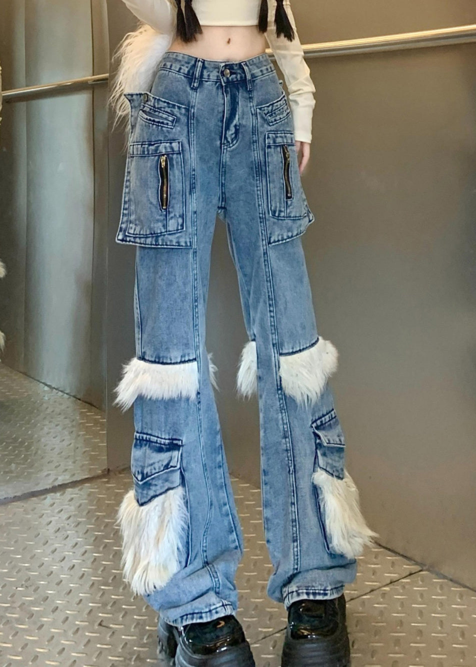 Pantalon évasé en denim avec poches bleues et fourrure duveteuse, style printemps - Urbann-Vibe