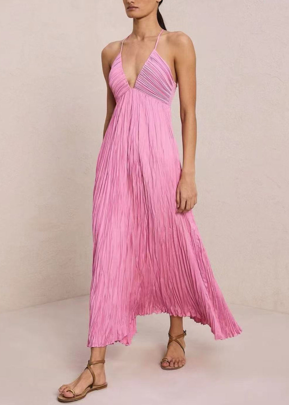 Robe d'été rose à bretelles spaghetti et col en V en coton froissé - Urbann-Vibe