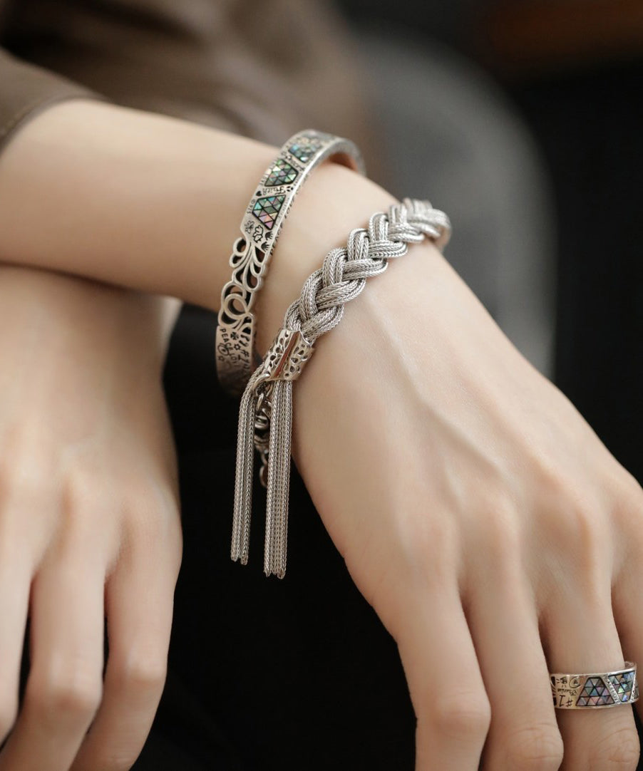Bracelet à breloques en argent sterling tissé avec pompon en soie - Urbann-Vibe