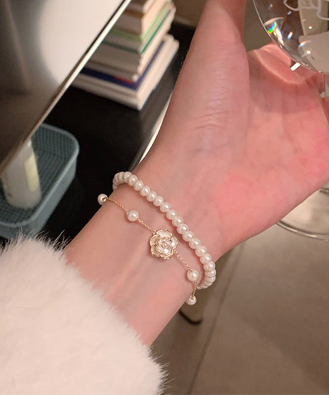 Bracelet à breloques double couche en alliage blanc et perles camélia - Urbann-Vibe