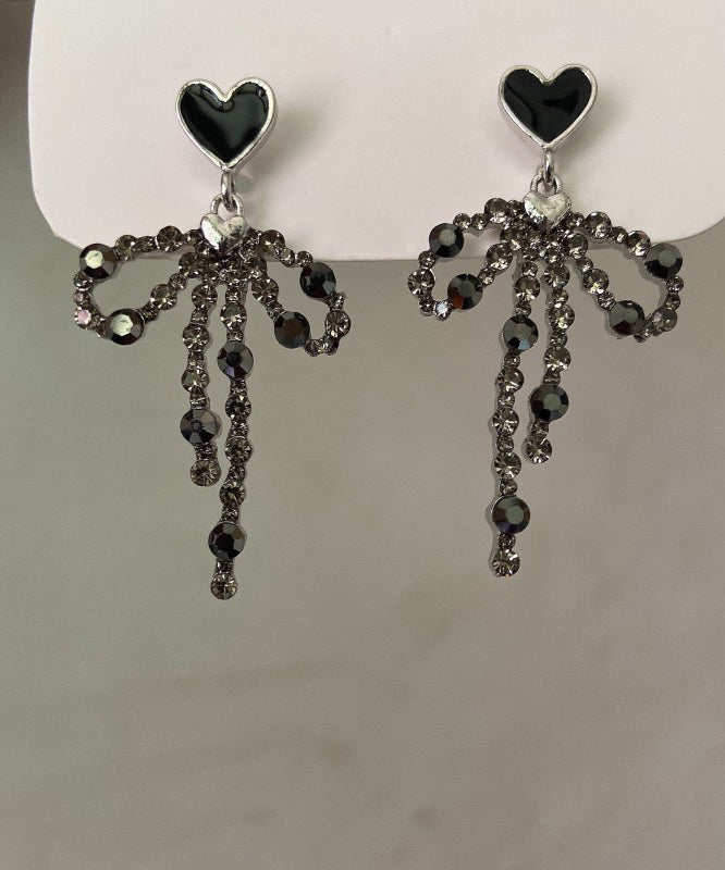 Boucles d'oreilles pendantes élégantes en métal noir avec nœud d'amour et pompon - Urbann-Vibe