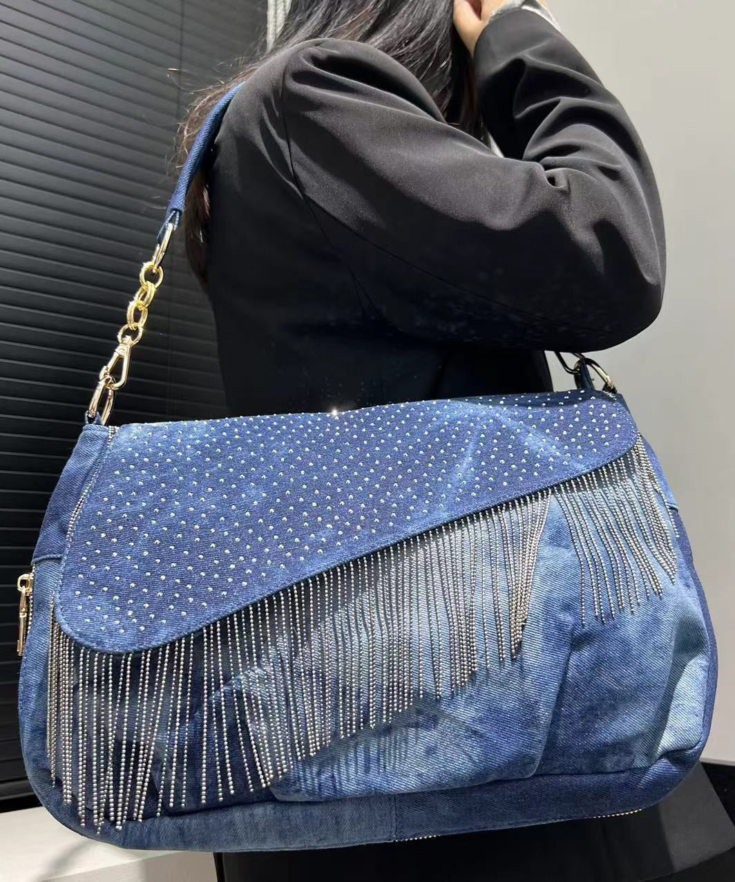 Sacs à bandoulière élégants en denim patchwork avec pompons bleus et zircons - Urbann-Vibe