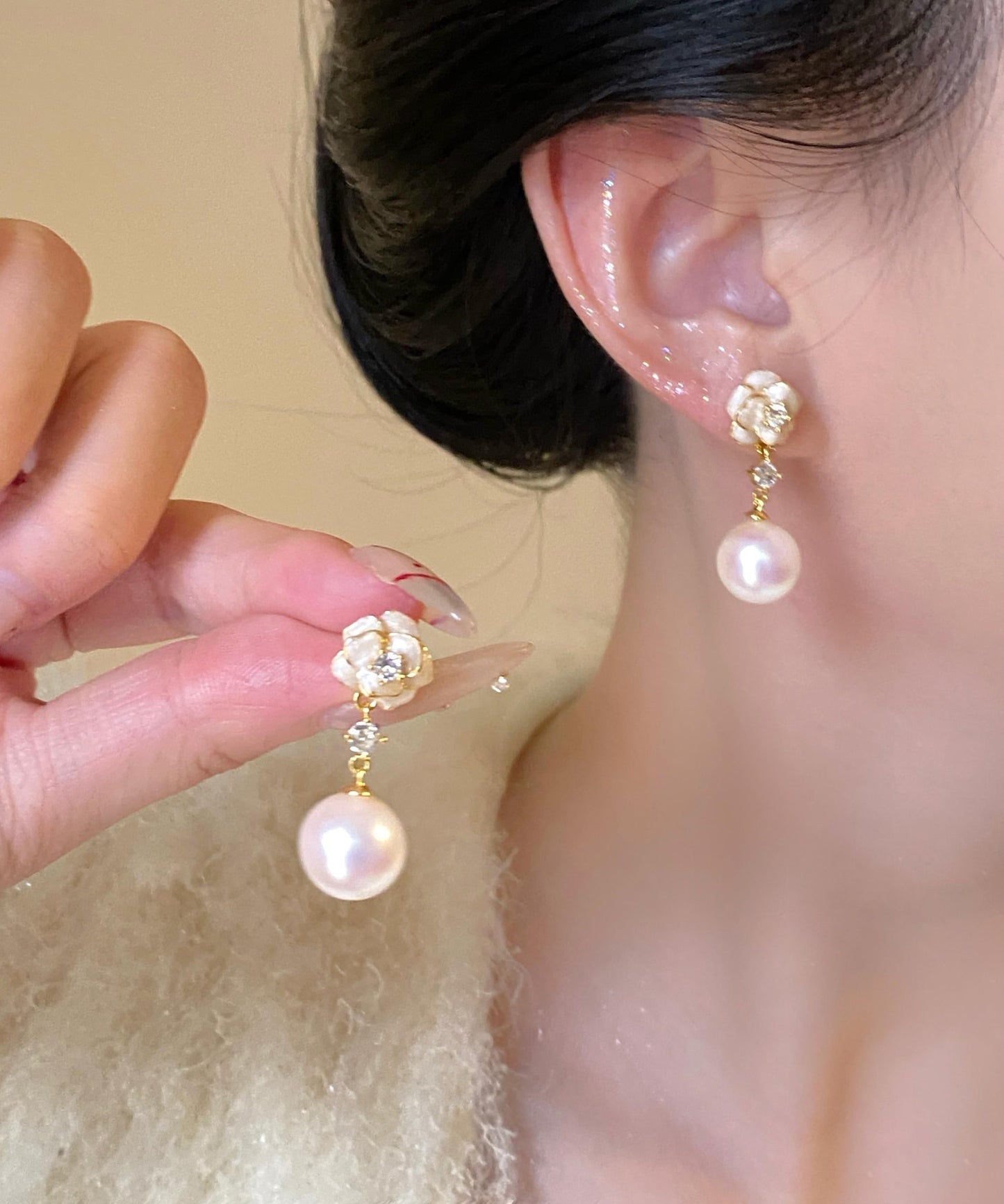 Boucles d'oreilles pendantes élégantes en cuivre surdoré avec perles de zircon et fleurs - Urbann-Vibe