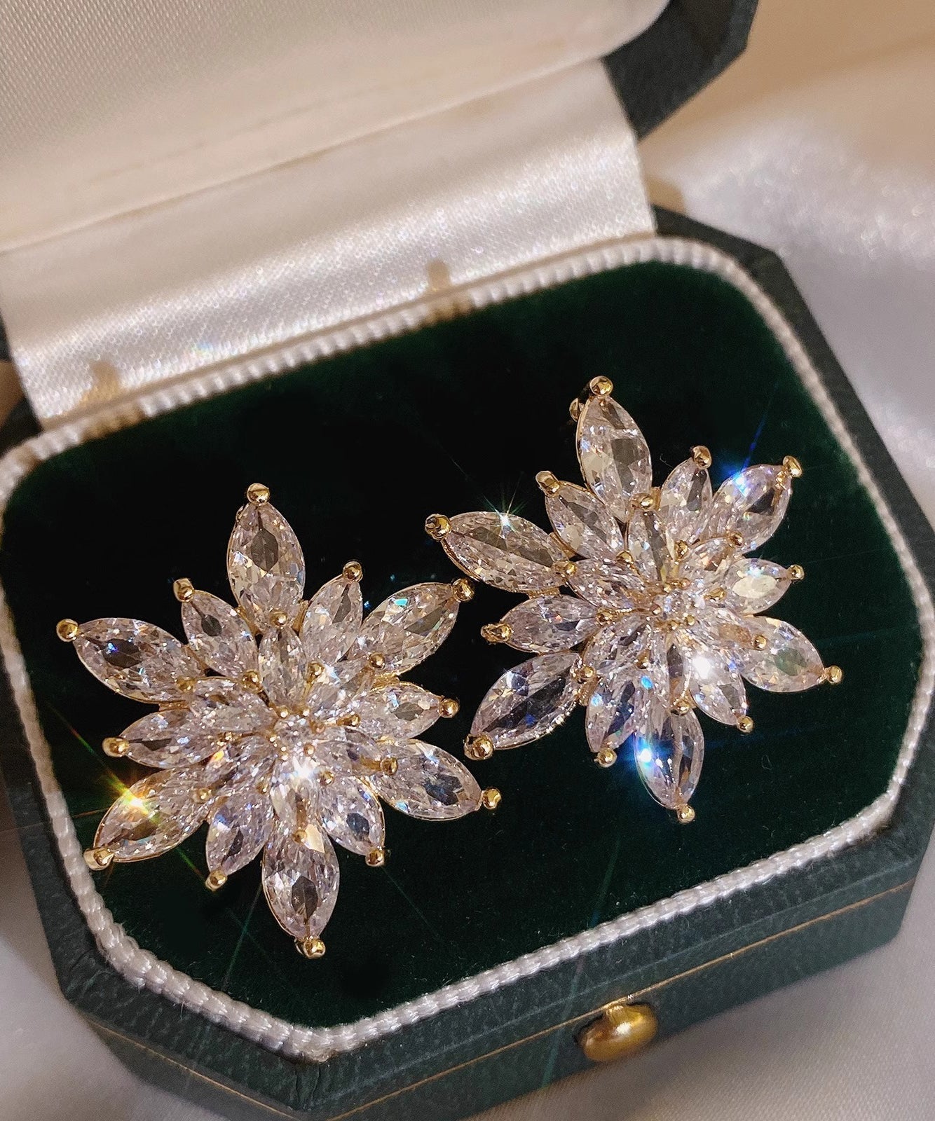Boucles d'oreilles à tige élégantes en cristal de zircon surdoré avec flocon de neige - Urbann-Vibe