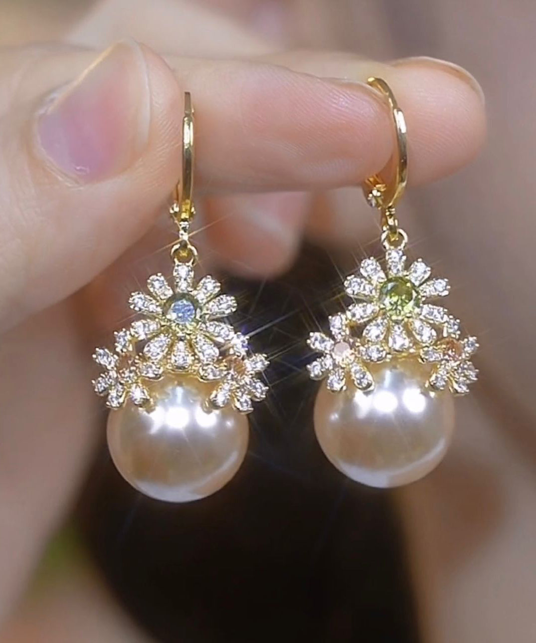 Boucles d'oreilles pendantes élégantes en or, cuivre, zircon et perles - Urbann-Vibe