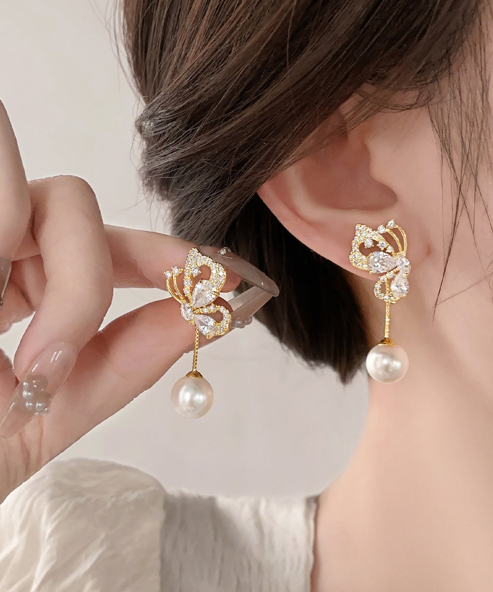 Boucles d'oreilles pendantes élégantes en argent sterling doré et zircons avec perles et papillon - Urbann-Vibe