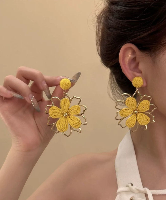 Boucles d'oreilles pendantes élégantes en alliage jaune tissé à motif floral ajouré - Urbann-Vibe