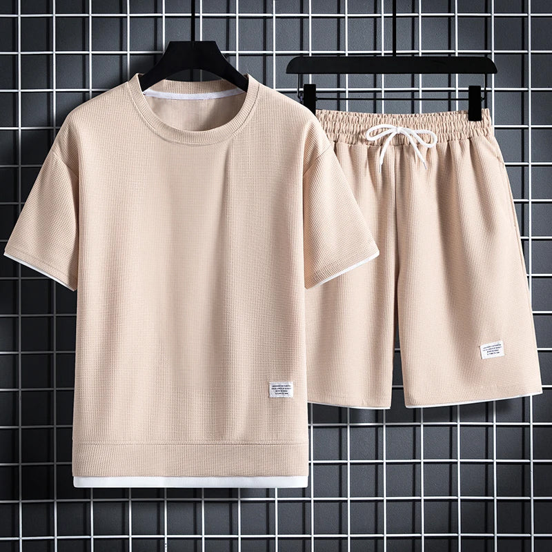 Men's sporty casual two-piece set with relaxed o-neck shirt and elastic drawstring shorts
