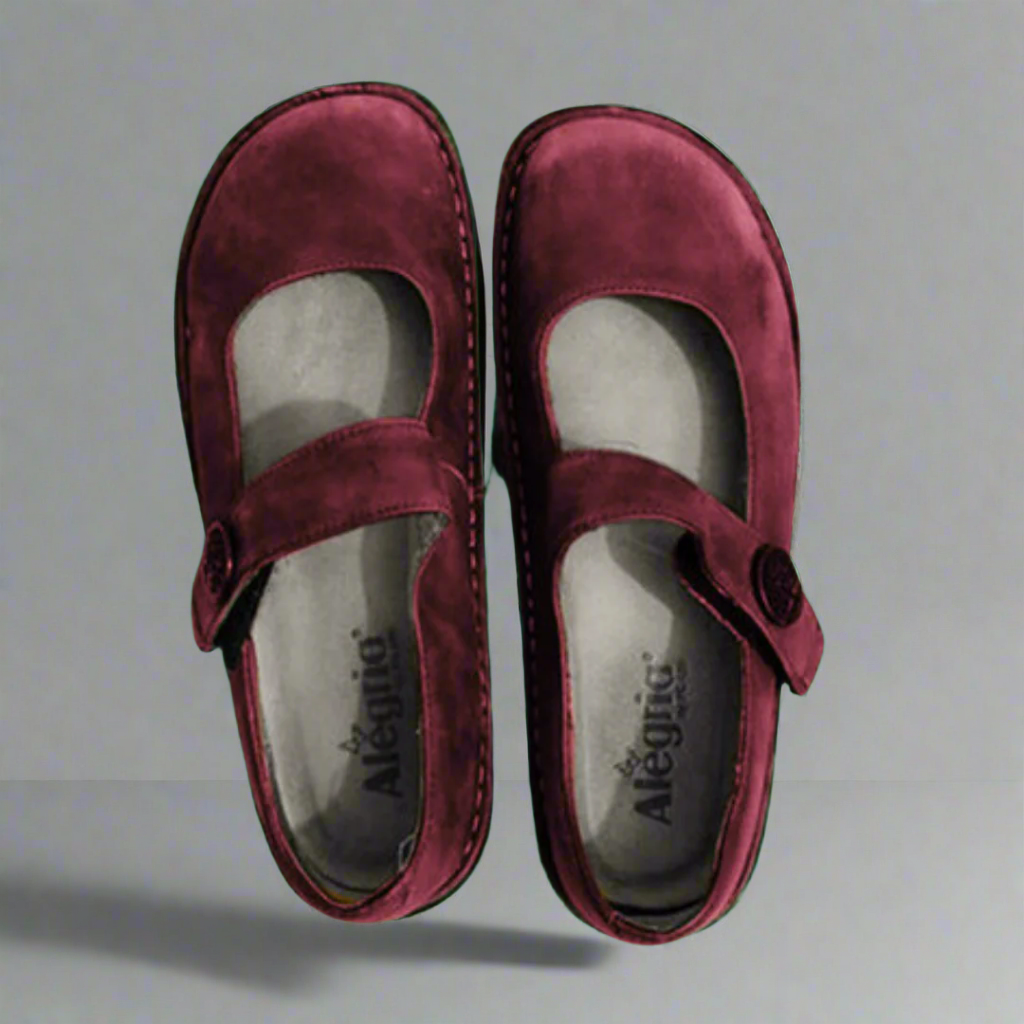 Women's classic lace-up shoes in neutral tones, elegant silhouette with all-day comfort cushioned sole