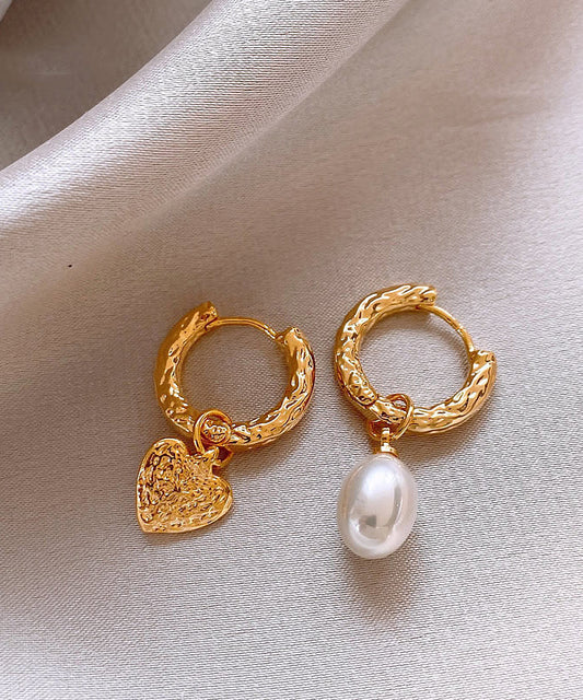 Boucles d'oreilles créoles asymétriques en alliage de cuivre doré et perles d'amour uniques - Urbann-Vibe
