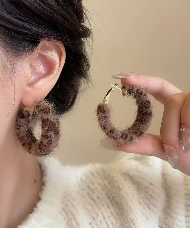 Boucles d'oreilles créoles uniques en fourrure duveteuse en alliage léopard - Urbann-Vibe