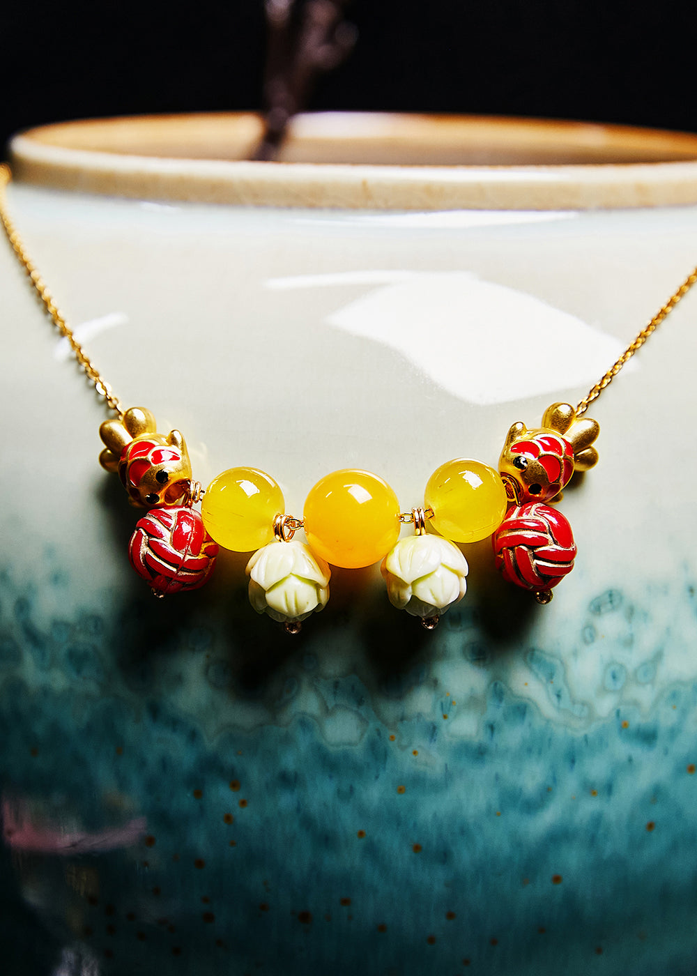 Collier pendentif en cire d'abeille de poisson mignon de perle de lotus unique - Urbann-Vibe