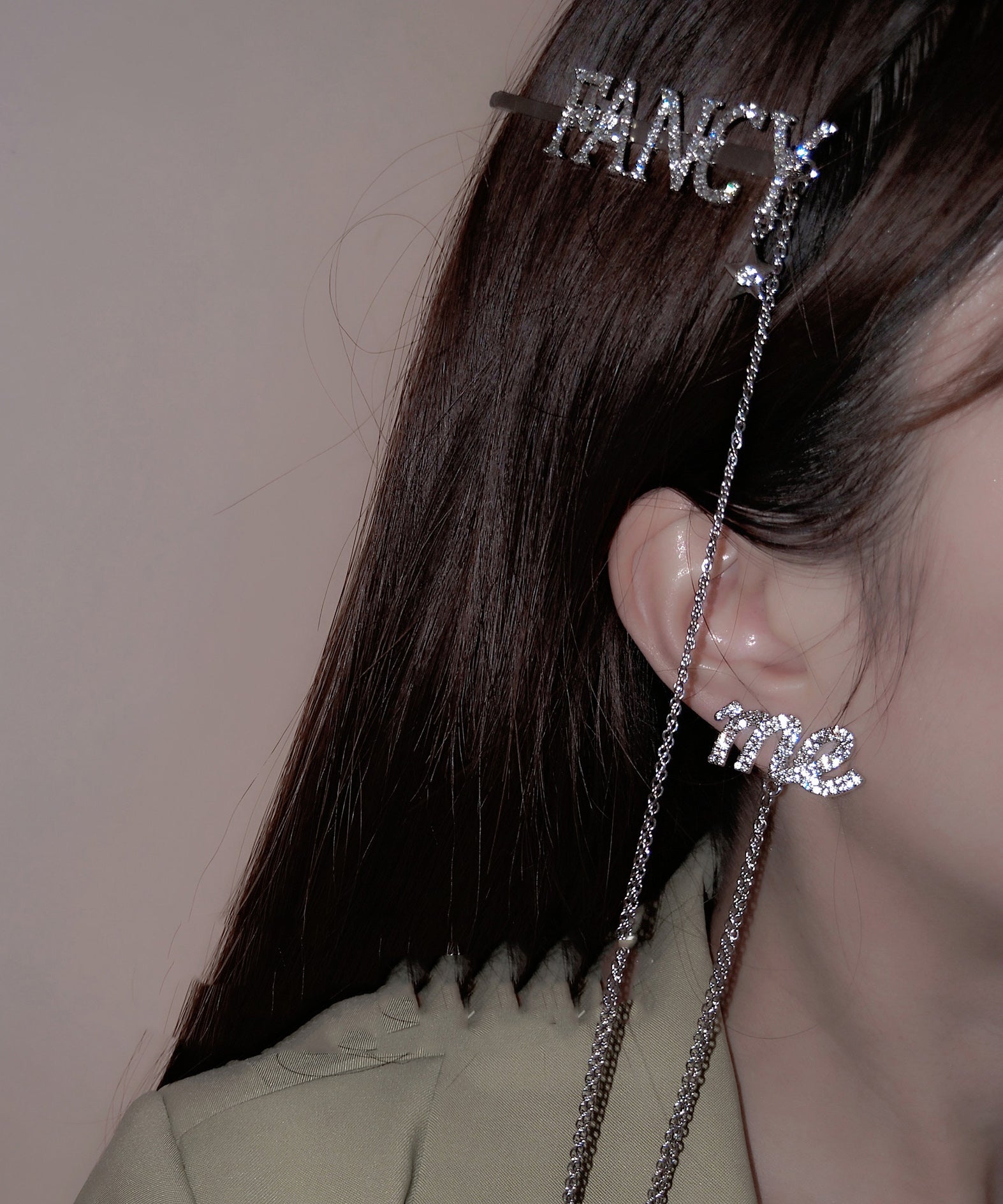 Boucles d'oreilles à tige uniques en soie et cuivre avec chaîne graphique et pampilles - Urbann-Vibe