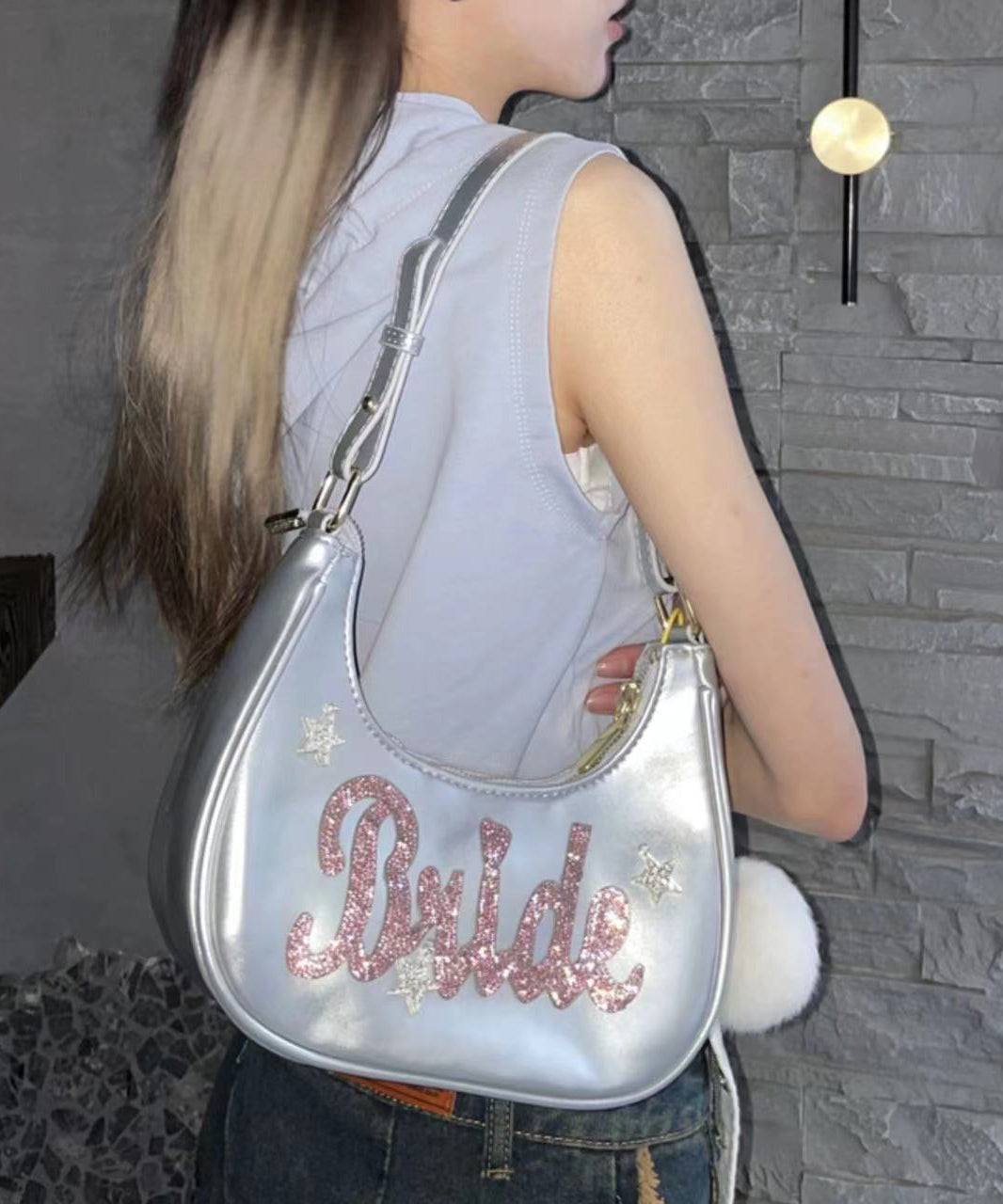 Sac hobo unique en similicuir avec lettres en strass argentés - Urbann-Vibe