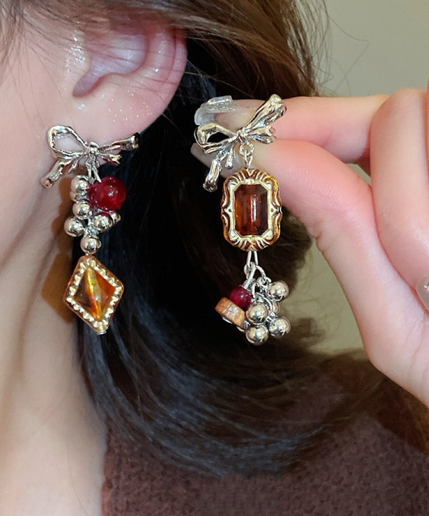 Boucles d'oreilles pendantes vintage asymétriques en alliage acrylique avec nœud ambré et pompon - Urbann-Vibe