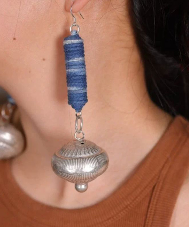 Boucles d'oreilles pendantes vintage en argent sterling bleu tie-dye avec petites cloches cylindriques - Urbann-Vibe