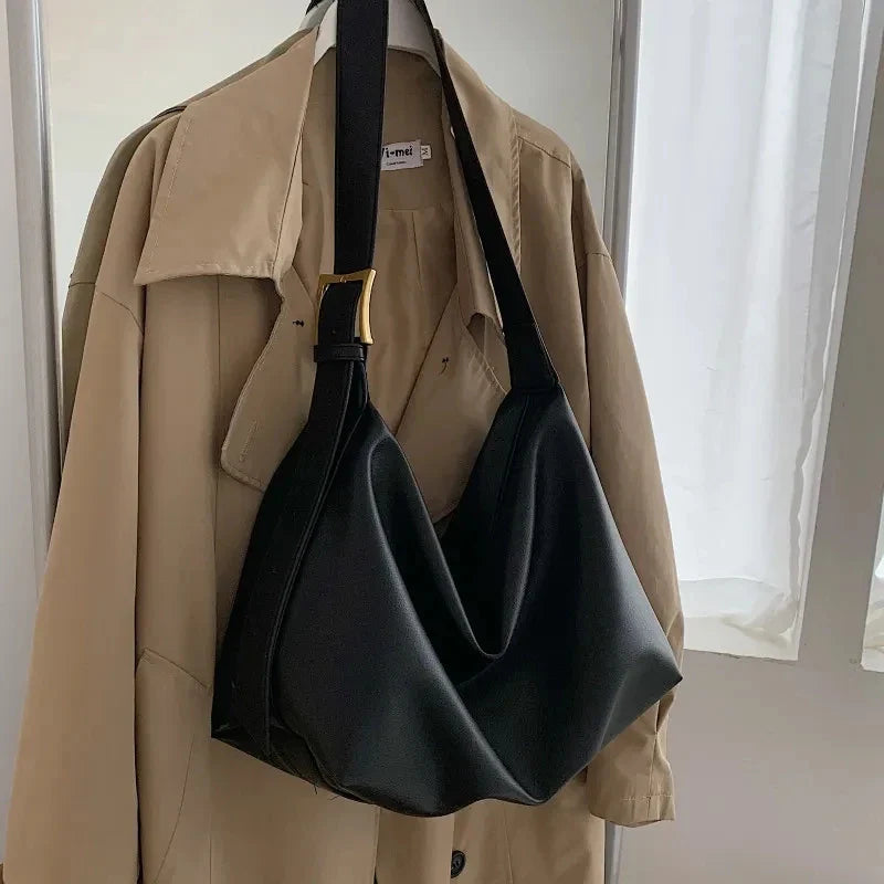 Oversized slouchy women's shoulder tote bag in leather-look finish, versatile carryall for everyday use