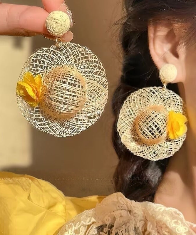 Boucles d'oreilles pendantes florales en forme de chapeau de paille tressé beige Vogue - Urbann-Vibe