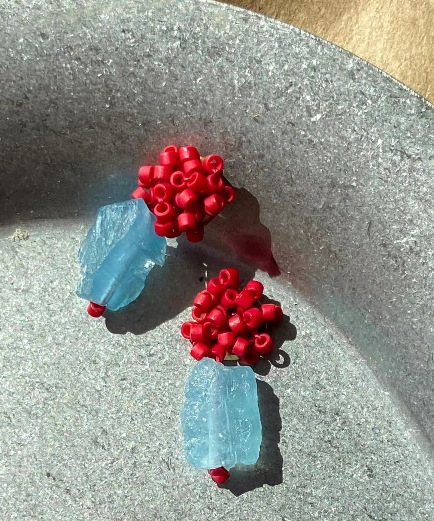 Boucles d'oreilles à tige en alliage rouge Vogue avec perles de pierres précieuses et framboise - Urbann-Vibe