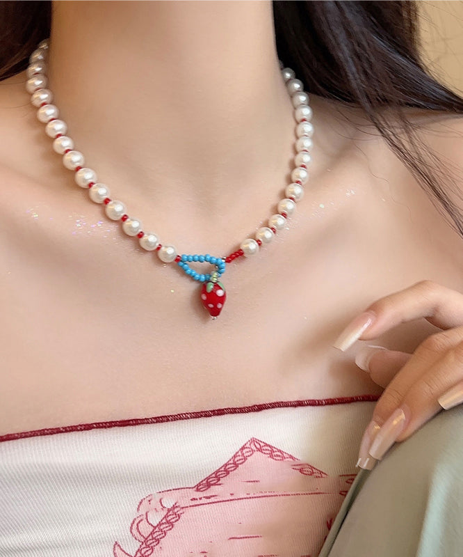 Collier pendentif fraise en résine tissée blanche Vogue - Urbann-Vibe