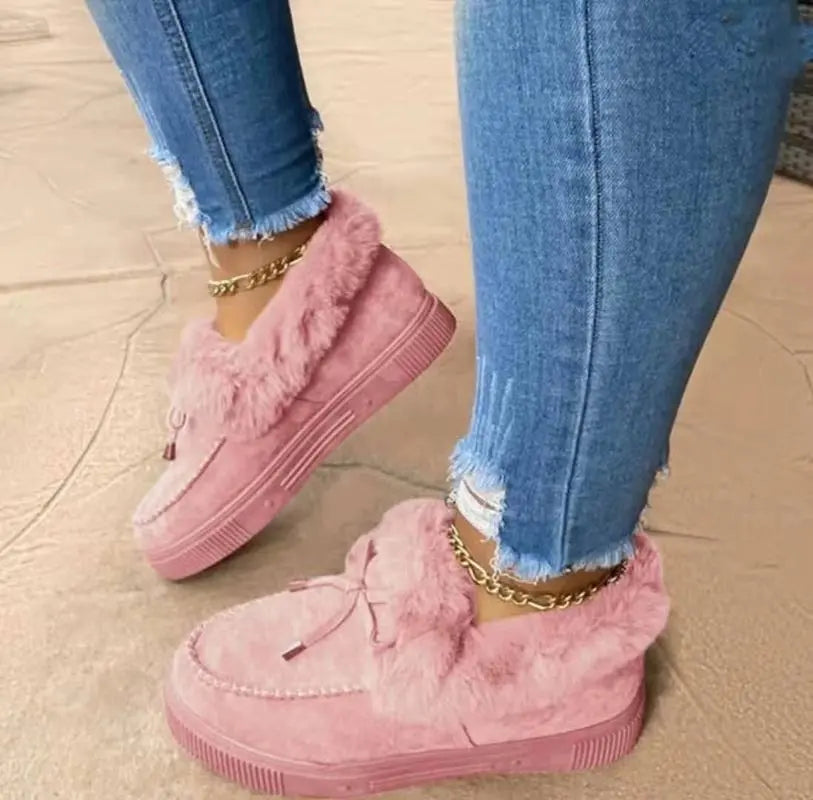 Women's warm winter boots with plush velvet lining, thick sole, sleek silhouette, cozy cold-weather style