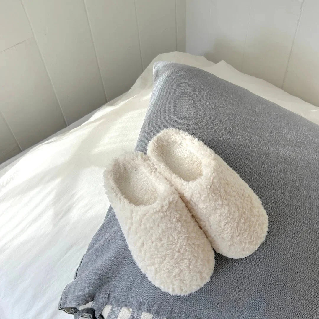 Women's plush slip-on slippers in soft fleece with cloud-cushioned insole and fluffy teddy texture